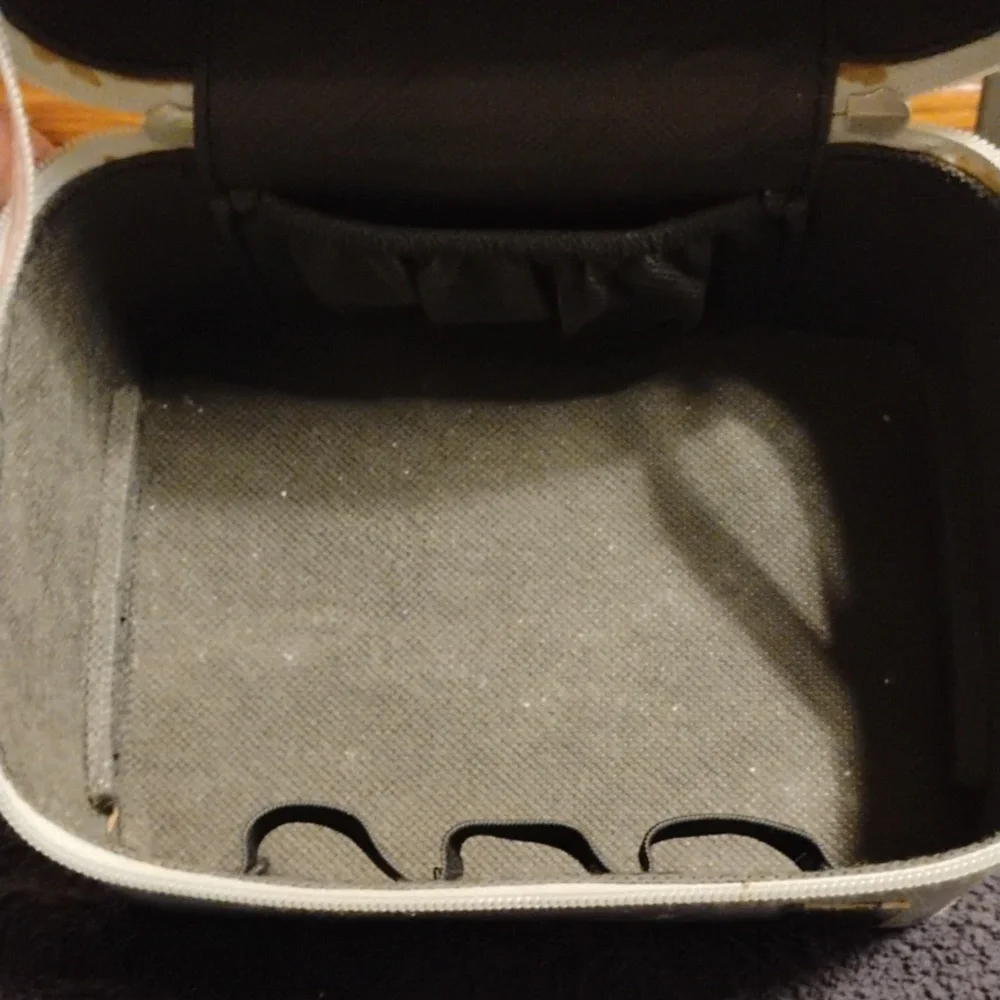 ✨ Silver Caboodles Cosmetic Box – EUC ✨